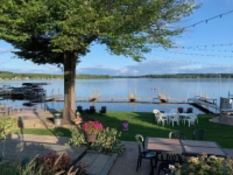 Charming Resort in the Heart of Bemus Village on CHQ Lake Hotele w: Ellery