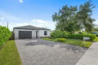 Newer Home - Heated Salt Pool - Fenced Yard - Parking - Full Kitchen - Laundry