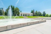 Fully stocked new apt, work from home + Free Parking!