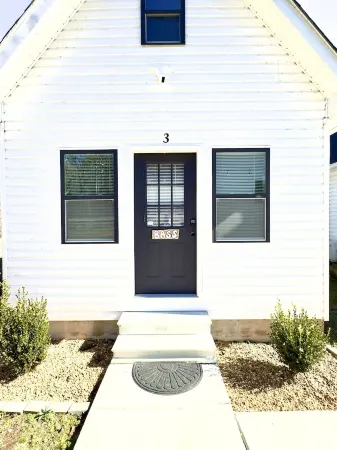 Bass Luxury Tiny Cabin on Lake with Jump Houses