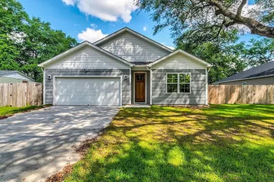 New build 4-bedroom house with fast WiFi and AC in peaceful North Charleston Hotels near Magnolia Plantation and Gardens