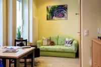 Lovingly furnished apartment, living with friends