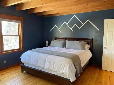 3 BR +Loft + 2 Bathroom Mtn Cabin w/ Hot Tub - New Deck and Paved Driveway!