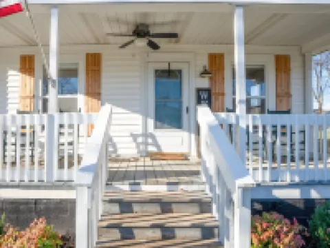 Cozy Convenient Cottage Hotels in Alcoa