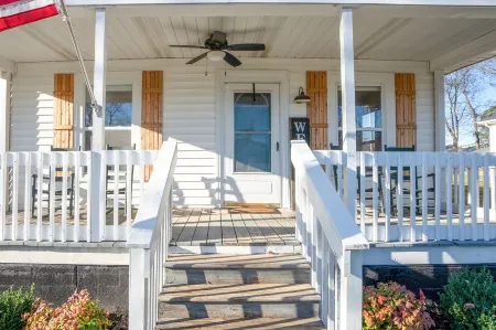 Cozy Convenient Cottage