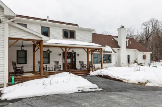 Inn at 84 Honeycrisp: 1 King BR private bath with sofa