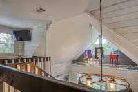 Beautiful Shabby-Chic Cabin Downtown Hot Springs