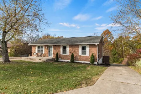 8 min to Ark, Playroom, Sleeps 12 on Quiet Street