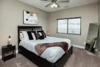 The Carmel/Bold/Massage /Chair Spacious / 3D Wall / Pool / Gym / Tanning Bed Hotels in 