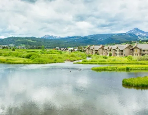 Newly renovated townhome near Town Ctr. Lone Peak views, rec room, new hot tub. Hotels in Big Sky