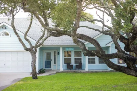 Family Friendly Private Pool Near Rockport Beach and Fulton Mansion