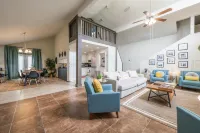 Charming 5 Bedroom w/ Self Check-In, Garage Parking & Pet Friendly