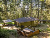 TreeTops Forest Retreat Hotels in Lopez