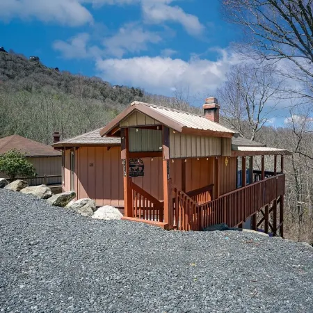 Cozy Treehouse steps from Beech Mtn ski resort, Restaurants, Trails and Fishing!
