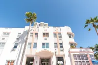 Modern Beachfront Studio w/ Beach Essentials. Just steps from the beach!