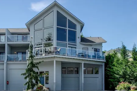 Lake Chelan Waterfront Resort Home- Pool, Boat -STR-0290