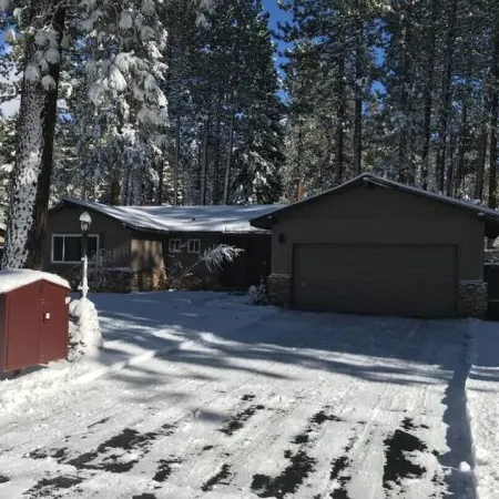PineCone Lodge - 3 bed/2 bath - South Lake Tahoe (sleeps 6)