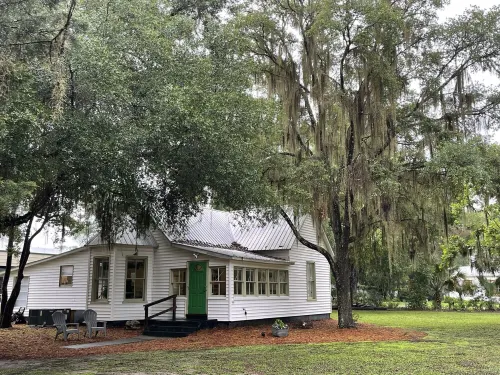 Charming 1930's house only a few blocks from the St. Johns River! Hotels in Welaka