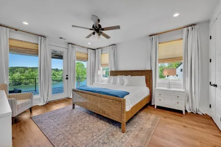 Emerald Escape @ Lewis Smith Lake. Luxury lake getaway with panoramic views!