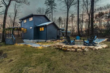 New Luxury Cabin by Lake ~ Book today!