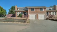 Cozy, Quiet, Beautiful Townhome. Great sleep! Patio and grill. Pet Friendly !