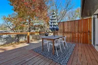 Location! 2 King Beds, TVs, Stocked Kitchen