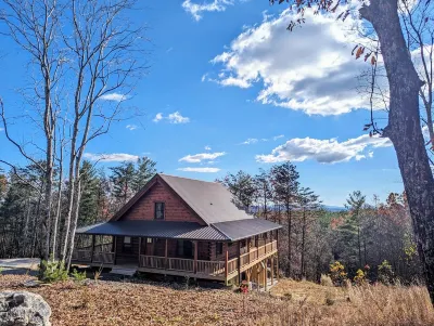 Luxury Cabin with Hiking, Kayaks & Paddle Boards. Mountain Views near Lake James