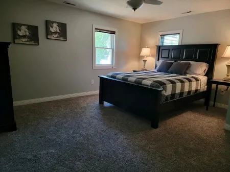 Charming remodeled 4-Bedroom home with fire pit