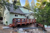 Mountain cabin retreat fenced yard with hot tub
