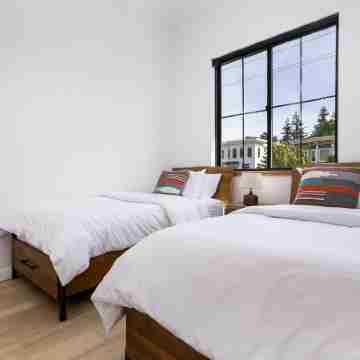 Fairhaven Luxury With Rooftop Deck and Ocean Views Rooms