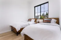 Fairhaven Luxury With Rooftop Deck and Ocean Views