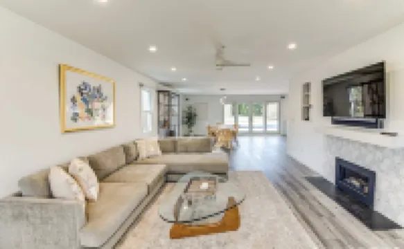 Walk to the Village! Charming modern farmhouse.