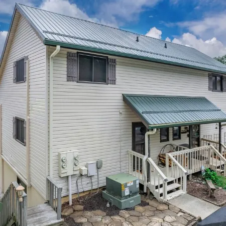 Modern Condo Located in the Resort Village of Seven Devils. Great Views!
