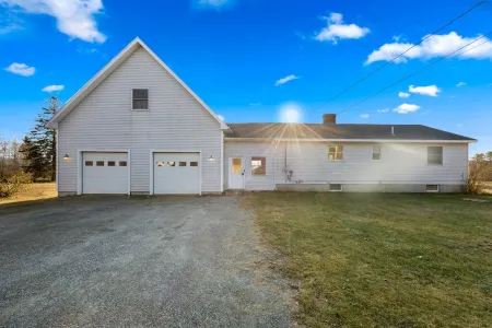 2 minutes to Lamoine State Park! Ocean View, Fire pit, & Games