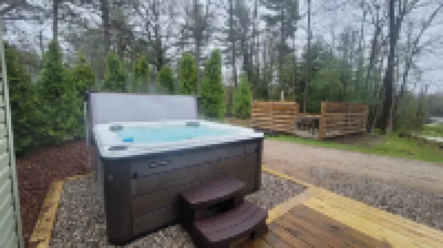 Amazing Dome! Panoramic Barrel Sauna! Hot Tub! Sleeps 6 Pet Friendly, Fire Place