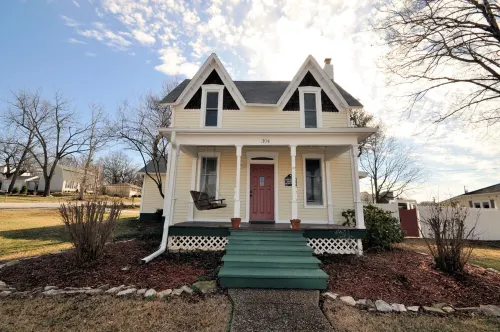 Romantic Historic Cottage in the Ozarks!