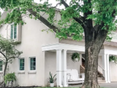 Botanical Loft in Amish Country, King Bed, Jetted Tub & Garden Patio