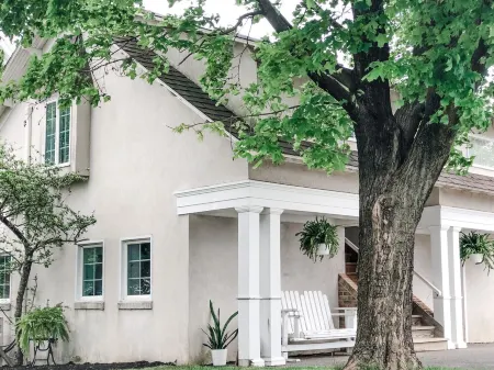 Upscale Luxury in Amish Country, King Bed, Jetted Tub & Garden Patio