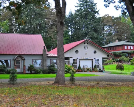 1880's Farm House on a Christmas Tree Farm 5 Minutes to Oregon State University Hotels in Corvallis