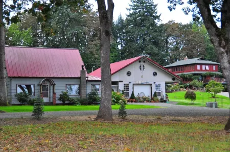 1880's Farm House on a Christmas Tree Farm 5 Minutes to Oregon State University