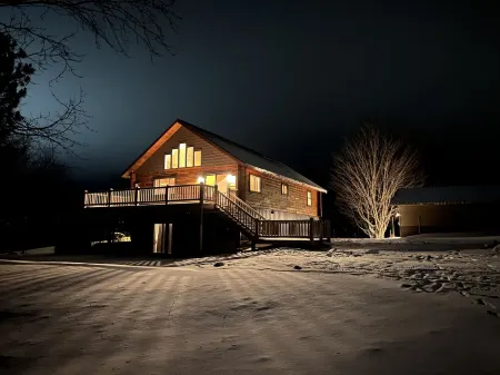 Cozy U.P. North Log Cabin: Off Trail 419, Mins to Pictured Rocks!