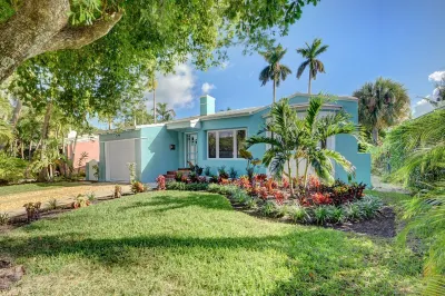 Beautiful Pool Home on Golf Course, with Intracoastal Views, 1 Mile to the Beach Lake Worth Beach Park附近的飯店