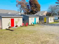 Furnished Blue door Studio home central- near restaurants, shopping and Lake