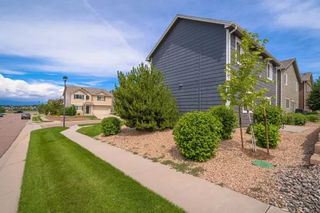 Colorful Co Spgs-Bright, Stylish, Mt Views, Self Check-In, Parking, WiFi & More!