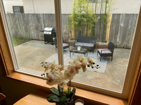 Clean and Bright Cottage, 3 Bedroom with Game Room and Laundry!