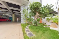 Sans Hotel Sky Home Syariah Tegal Hôtels à : West Tegal