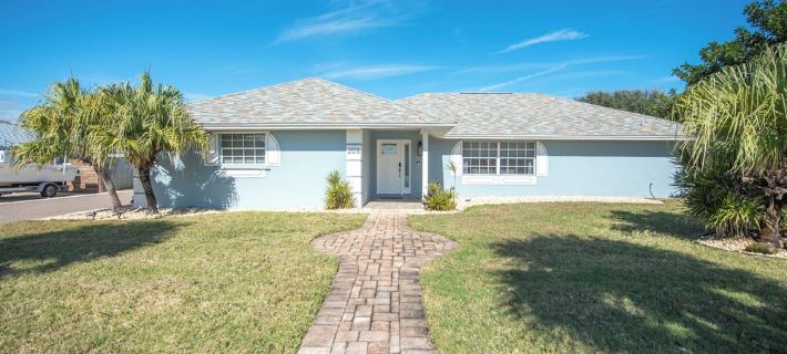 4-bedroom house in Melbourne Beach w/ heated pool and only steps to the beach Hotels in Melbourne Beach