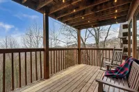 Stunning View! 4.5miles 2 Dollywood & Park –2 Kings, HotTub, PoolTable Fireplace - Hytter