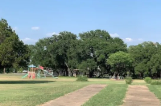 Lake Access / Pool / Private Patio / BBQ  / WiFi / Free Parking / Self Check-in