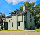 Flying Moose Lodge - Beautiful 4BR 2BA single family home with shuttle to Loon